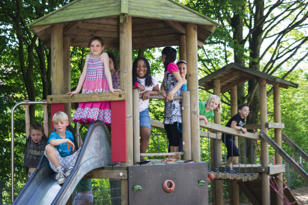 GGS Millrath - Kinder auf Klettergerüst