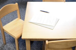 Tisch mit Unterlagen in Schule